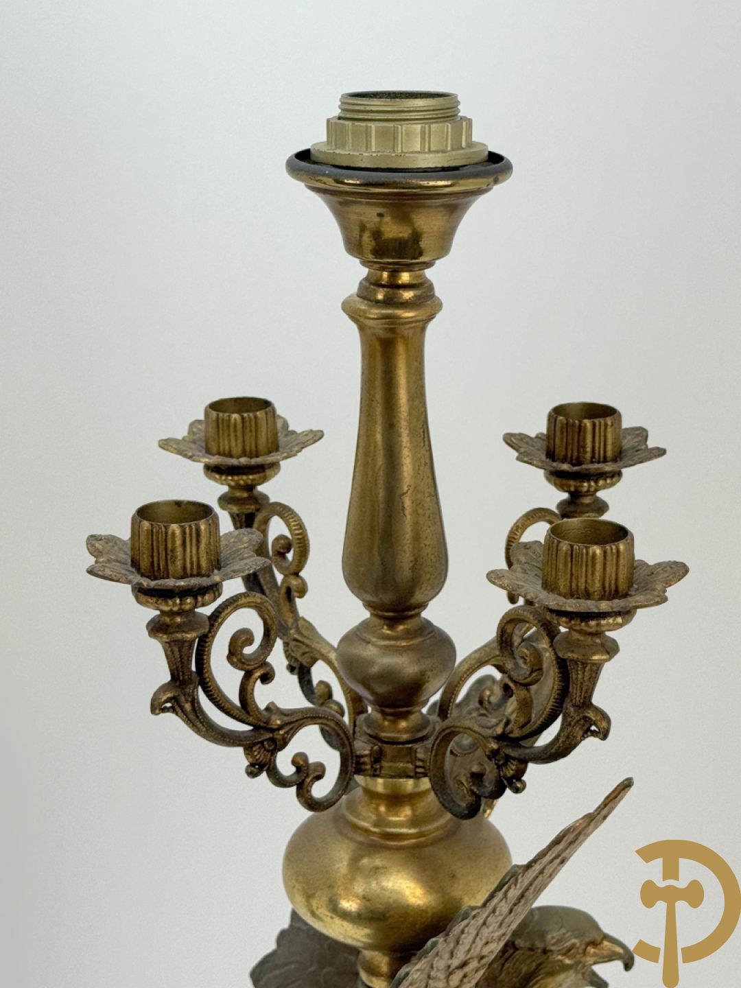 Paar vintage lampadaires met adelaar, bovenaan bekroond met 4 kaarsenhouders en lichtpunt