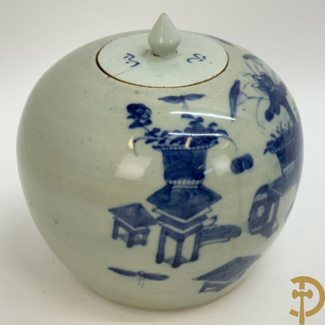 Twee Chinese porseleinen celadonvazen met blauw wit bloemen en vogeldecor + cachepot met vazendecor