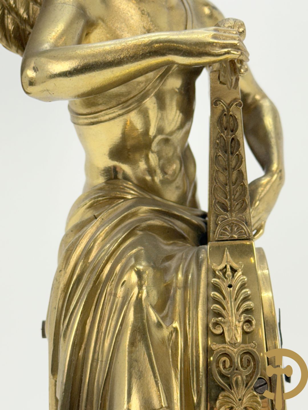 Vuurvergulde Franse bronzen Empire stijl pendule, harpvormige horloge met gevleugelde Griekse mythologische figuur, Erso die zijn lier bespeelt - Deniere et E. Mattelin, Fabricants de Bronze