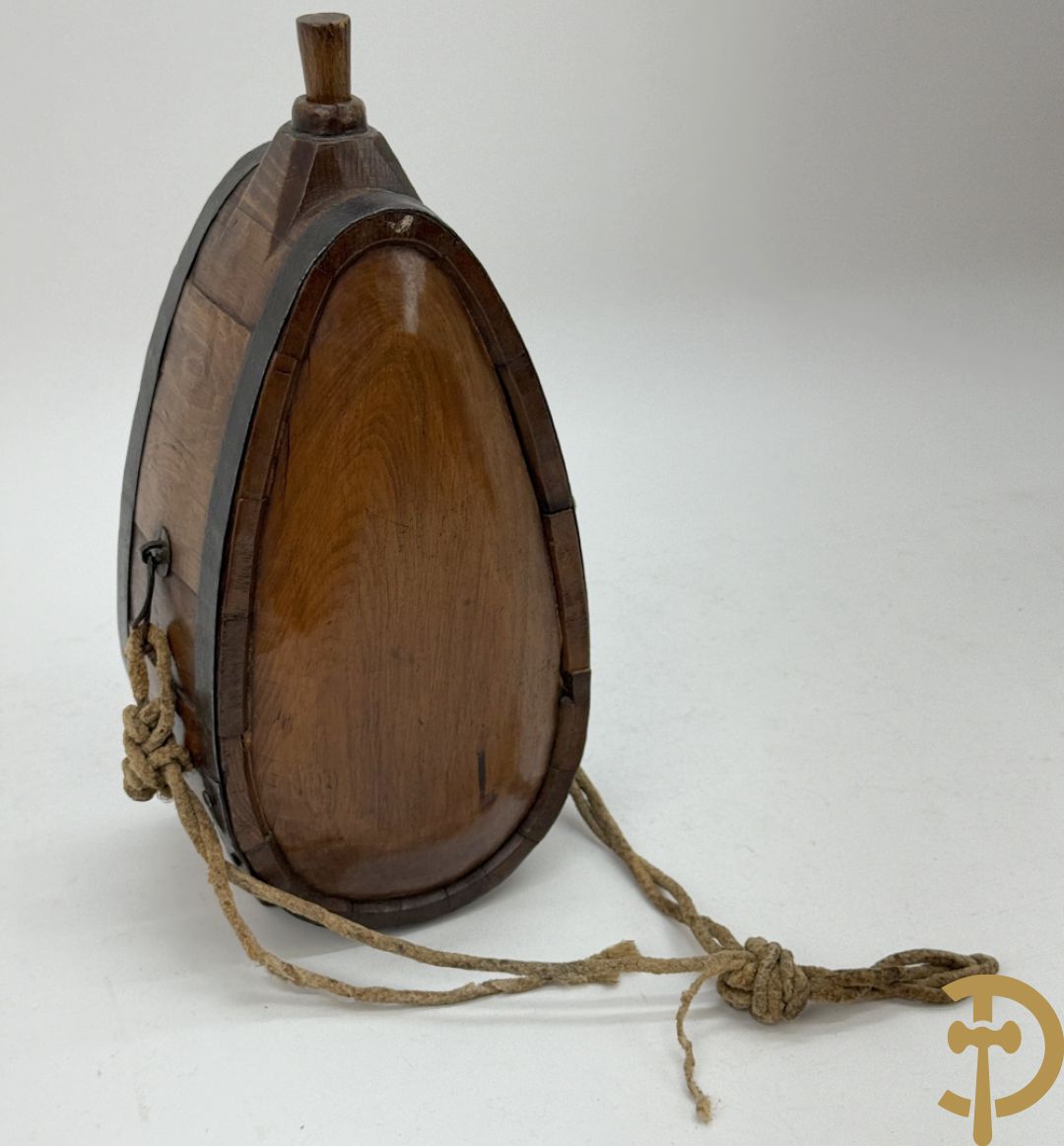 Lot folklore w.o. antieke gemerkte (IBT BCR) houten muurdoos 1845, karner zonder stok, antieke houten veldfles (gourde) 19e + houten sculptuurtje