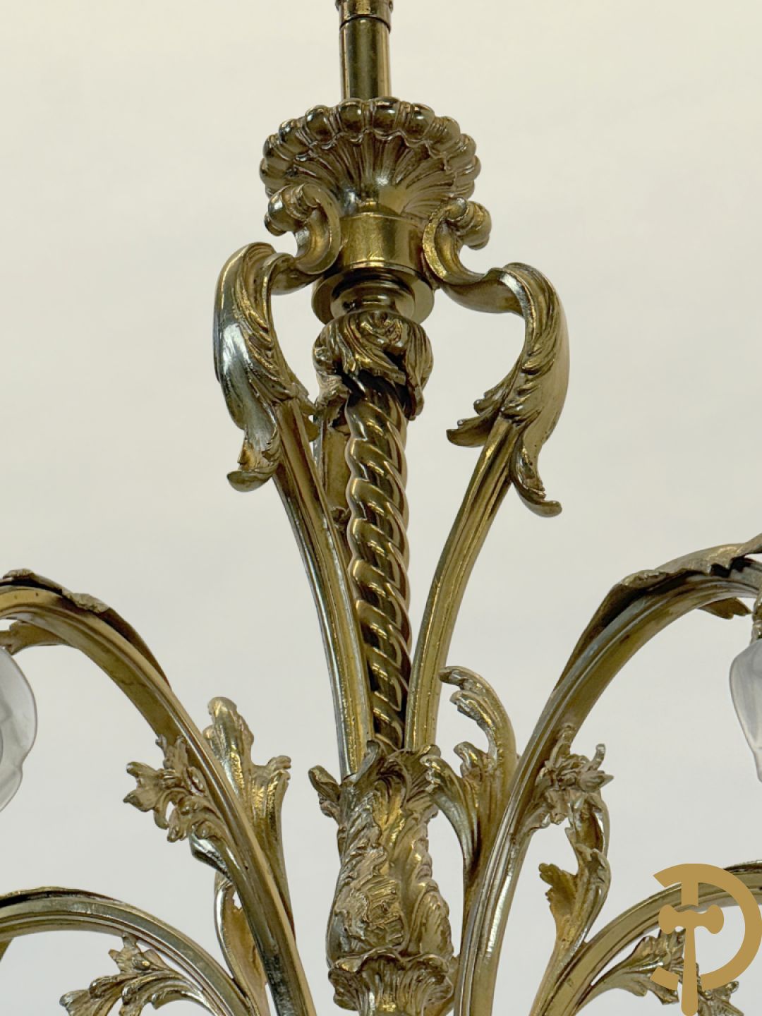 Vijfarmige luchter bezet met roosjes, Louis XV stijl bezet met accanthusranken