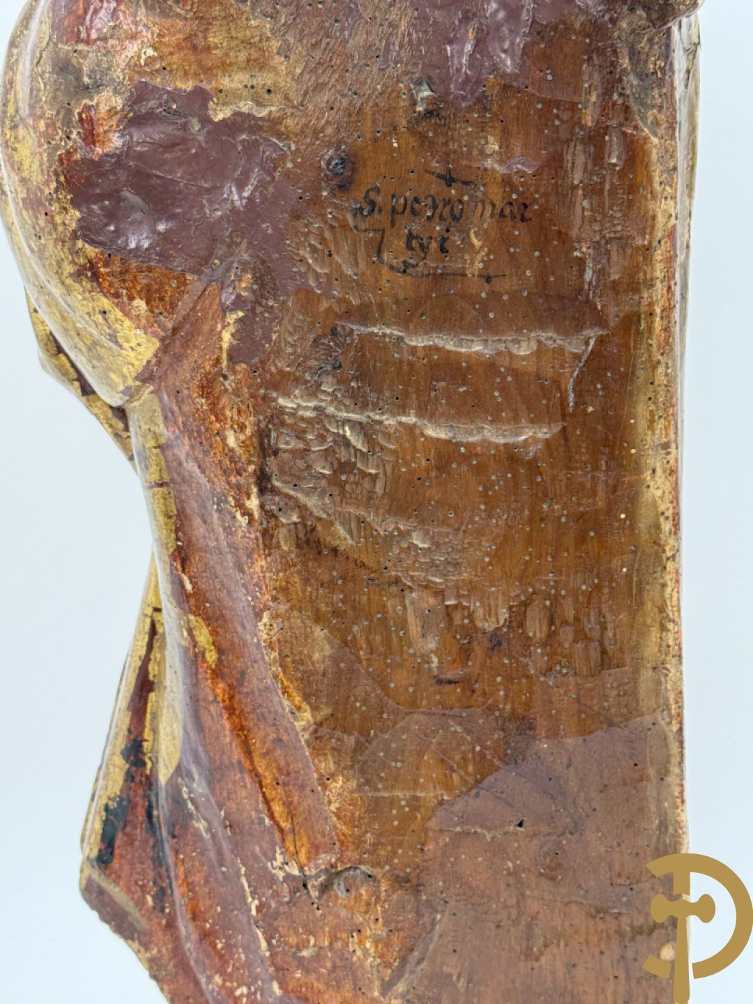 Gepolychromeerde houtsculptuur van man met mantel