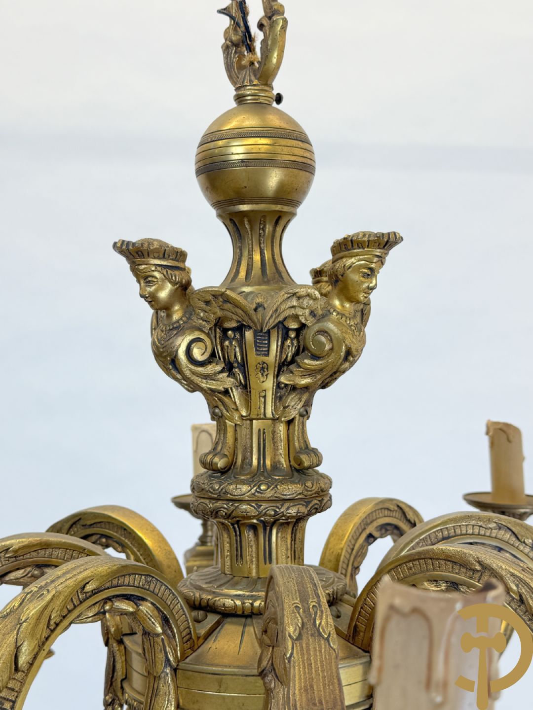 Bronzen achtarmige mazarin luchter met ridderhoofden en accanthusranken