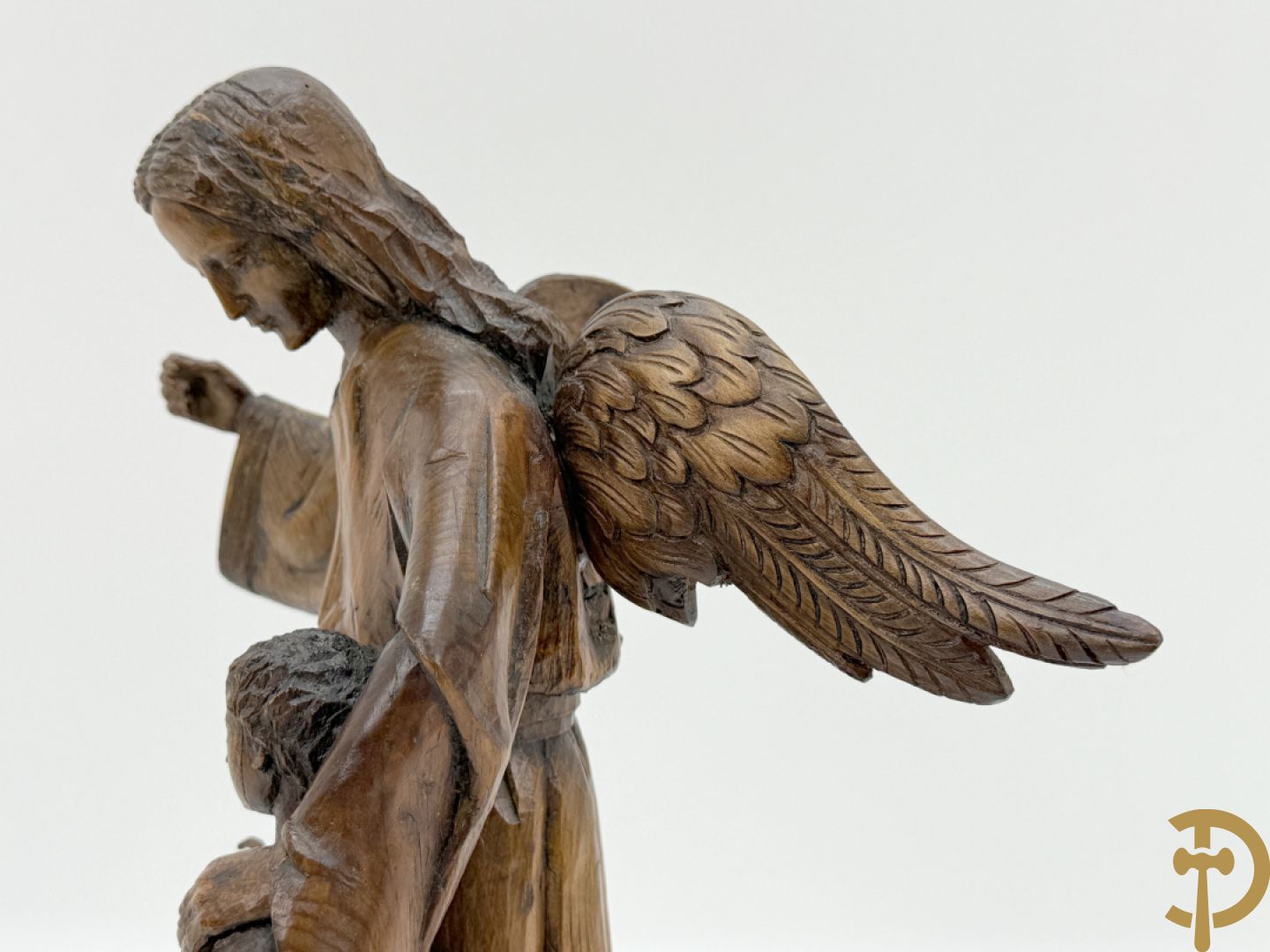 Houtsculptuur van engel met jongeling