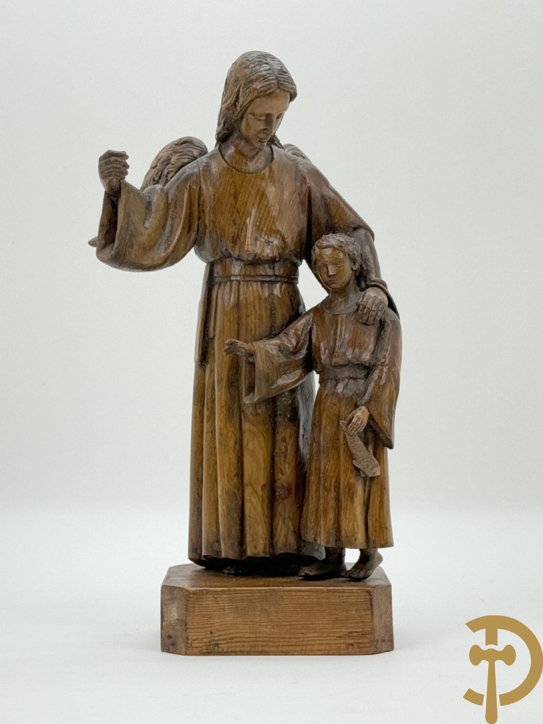 Houtsculptuur van engel met jongeling