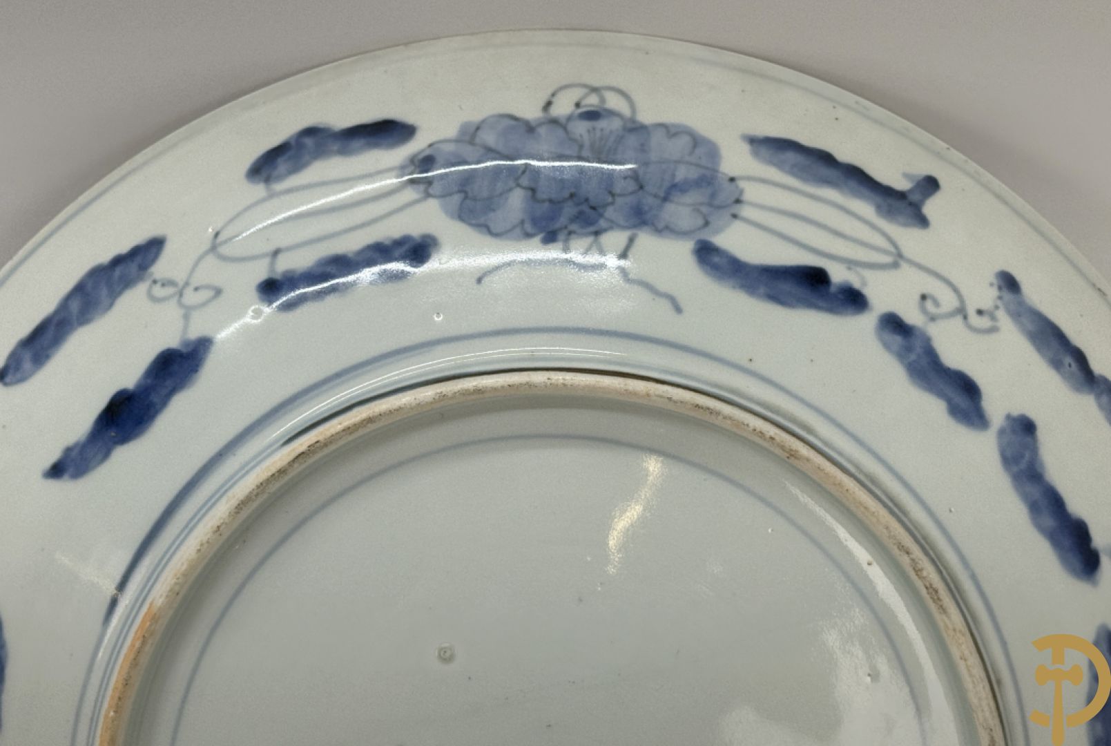 Twee porseleinen Imari schotels