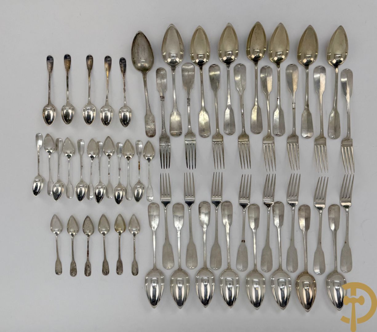 Achttien massief zilveren lepels, 14 vorken en 23 koffielepels met initialen HB, GB en DP, 19e