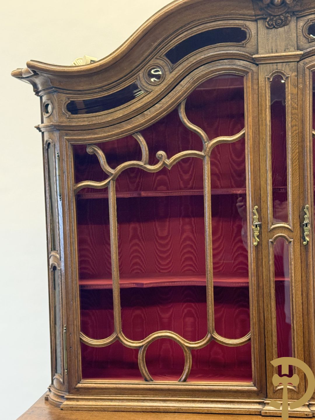 Massief eiken Luikse vitrinekast, boven met 2 beglaasde deuren en gebogen kop, Louis XV stijl, 18e