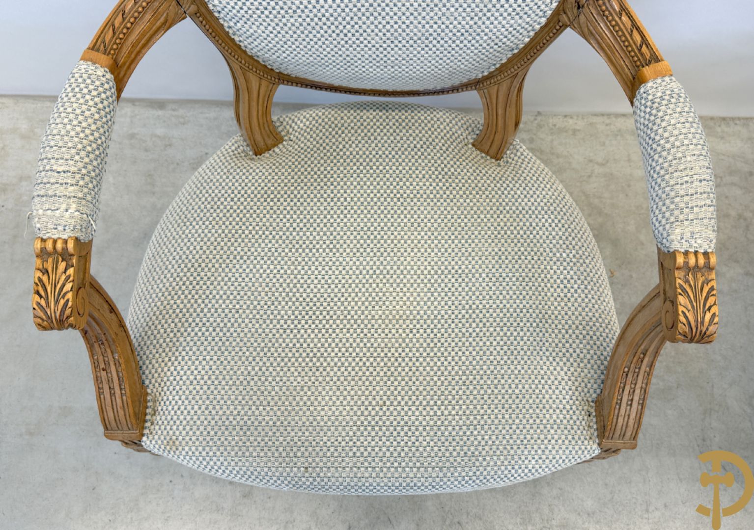 Paar beukenhouten Louis XVI stijl armzetels met medaillon