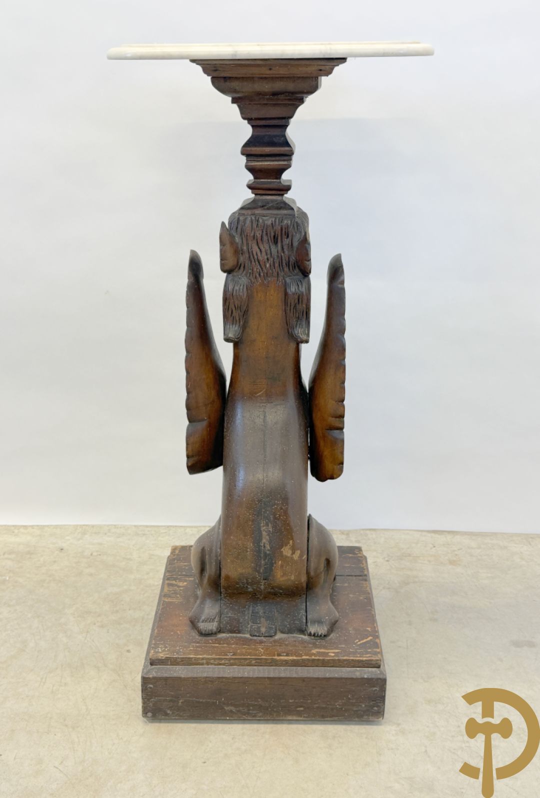 Houtgesculpteerde sokkel in de vorm van een handgesculpteerde fo hond bezet met marmeren plateau