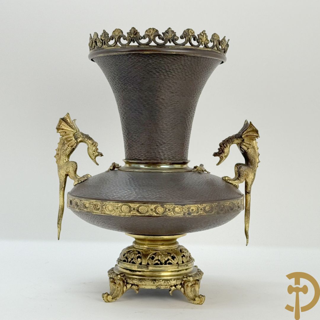 Koperen siervaas met bronzen ornamenten van hagedissen en draken
