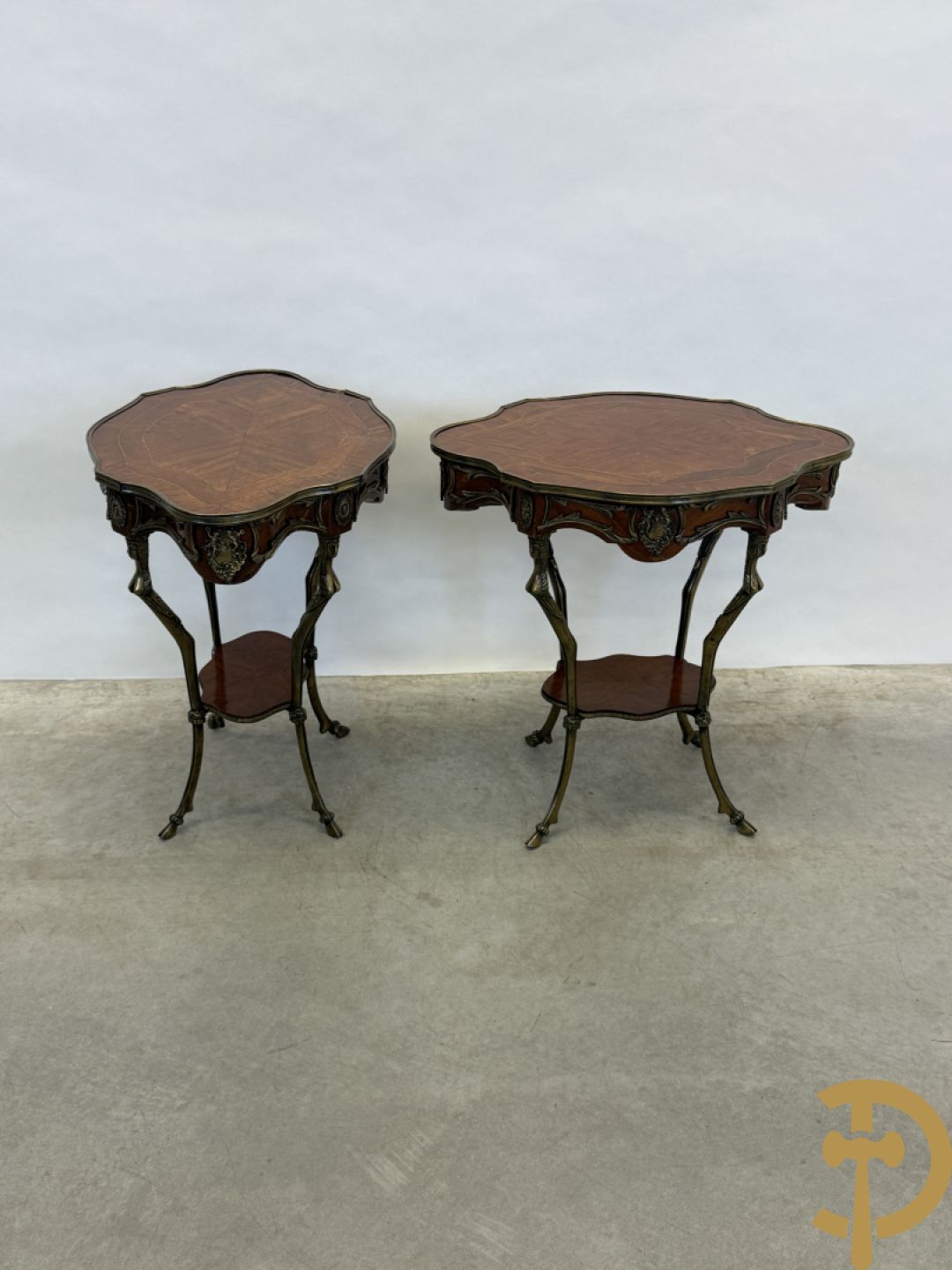 Paar mahoniehouten bijzettafels, Louis XV stijl, met bronzen ornamenten en bronzen bokkepoten - Replica