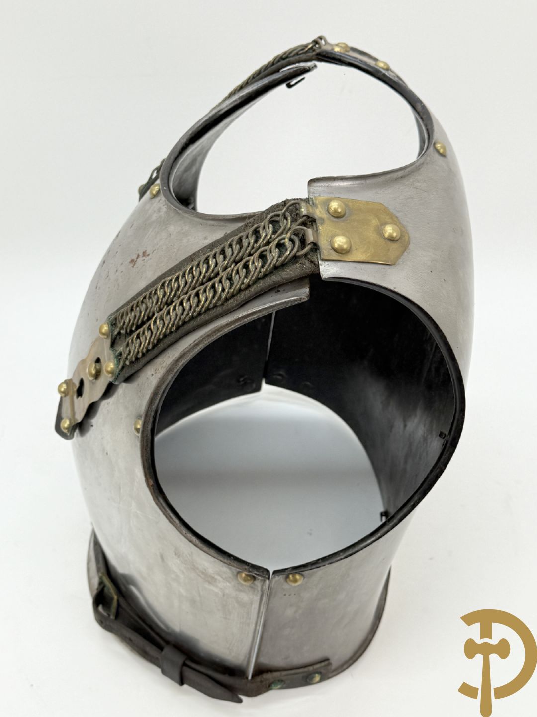 Frans metalen borststuk/ kuras voor de cavalerie met lederen riem en koperen stukken, Manufacture de Klingenthal 1828, 19e