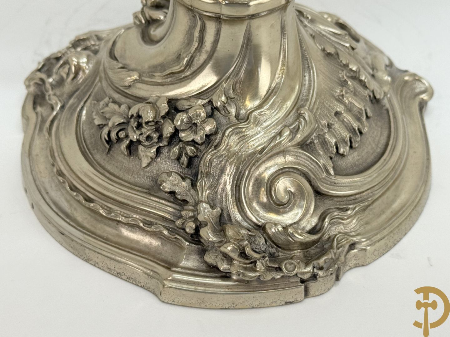 Paar massief zilveren getorste zesarmige kandelaars met Louis XV motieven, met import stempel 
