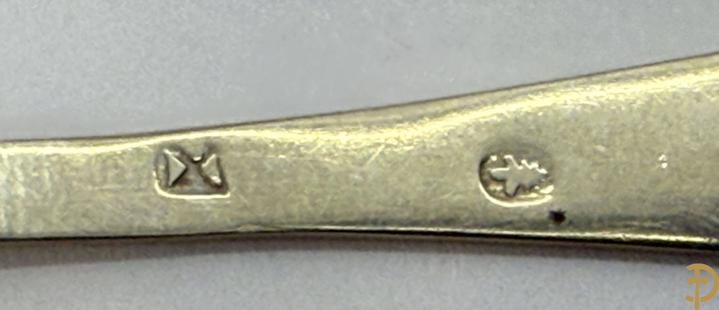Verzameling vintage souvenirlepels met gedetailleerde steken, decoratieve emblemen en wapenschilden + vergulde lepeltjes intel 50