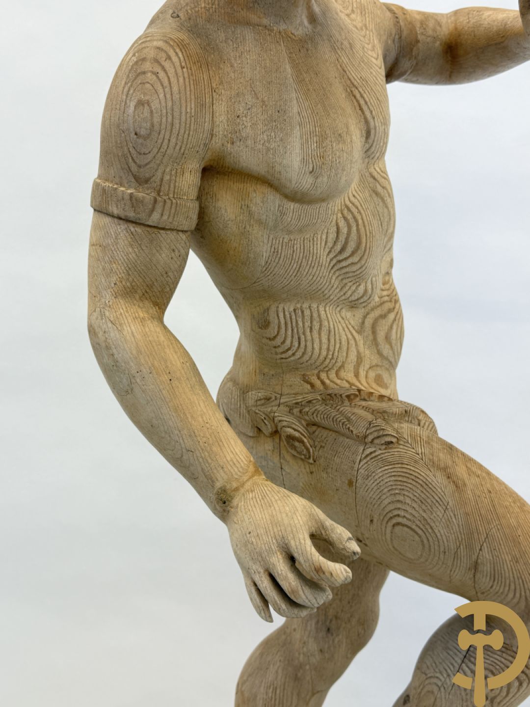 Houtgesculpteerde fluitspelende cupido staande op schelp