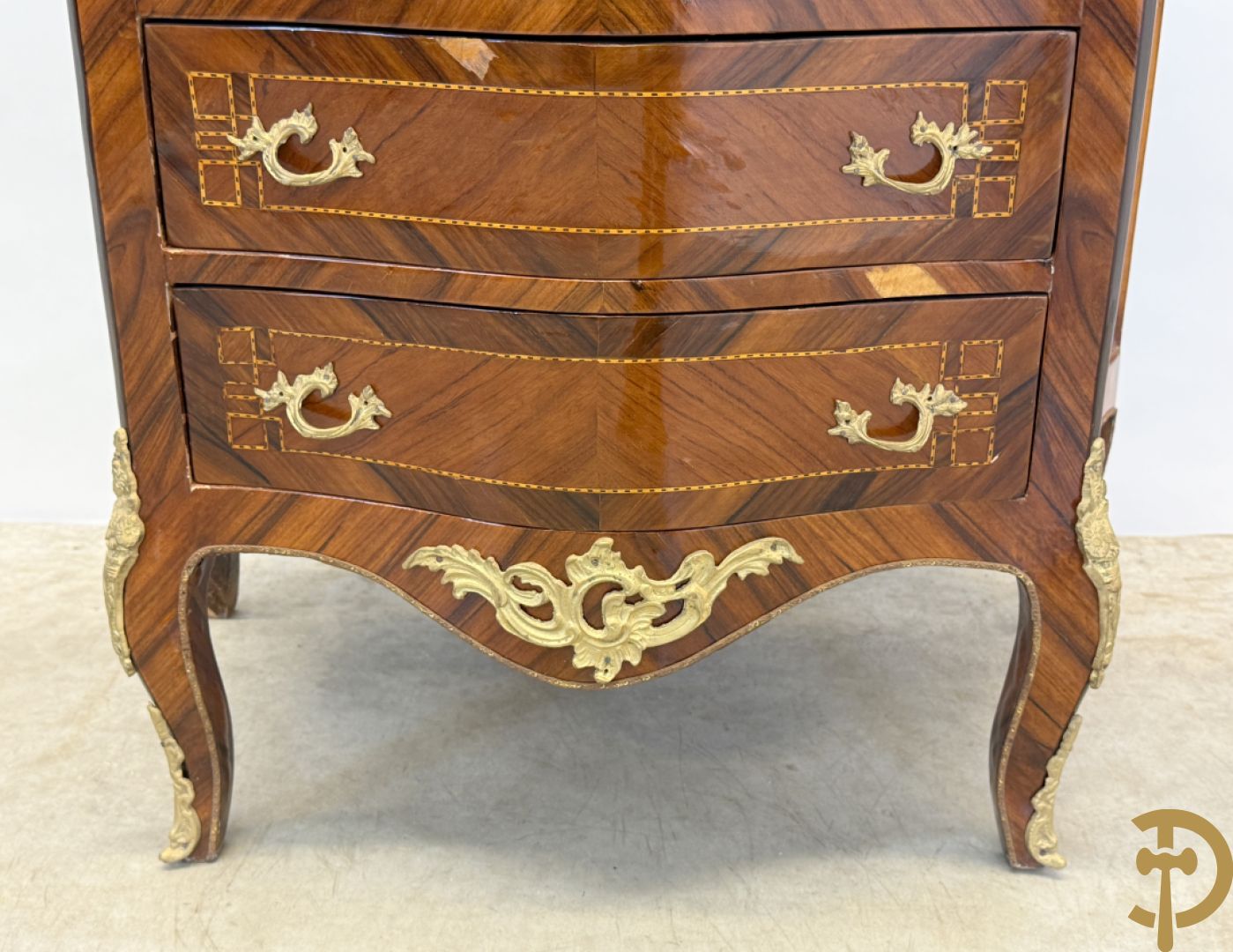 Notelaren gemarketteerde zevenladen kast met bronsbeslag, replica, jaren 