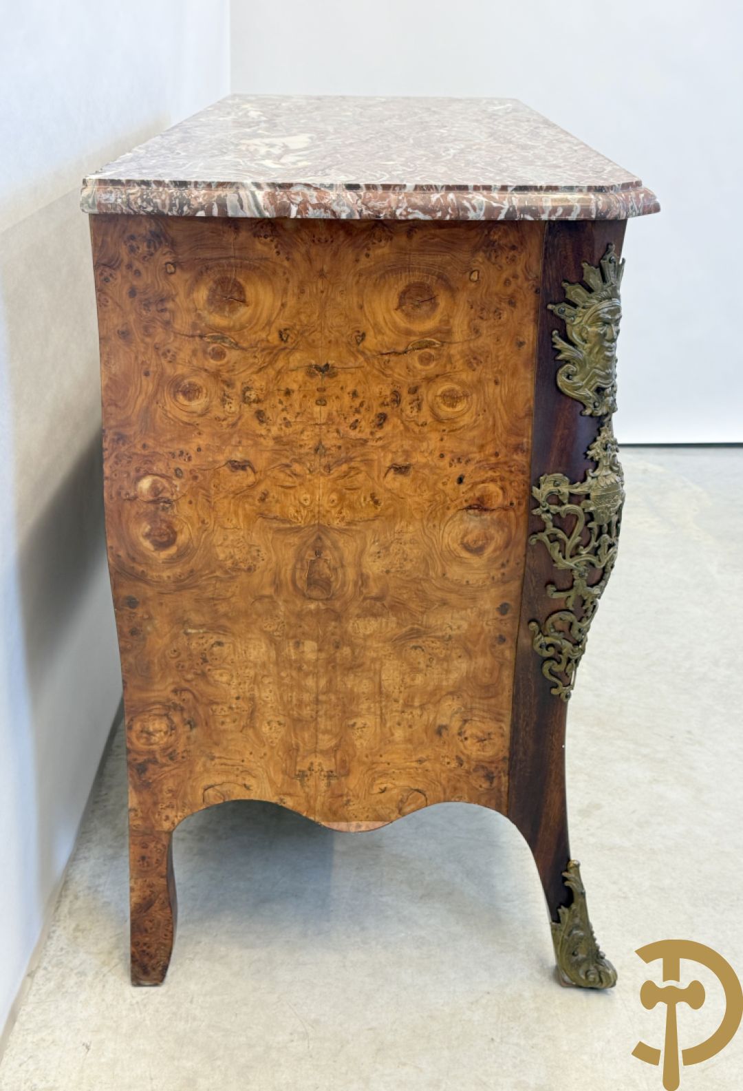 Wortelnotehouten drieladencommode met bronsbeslag van mazarinkoppen en accanthusranken, bovenaan met rood geaderd marmeren blad