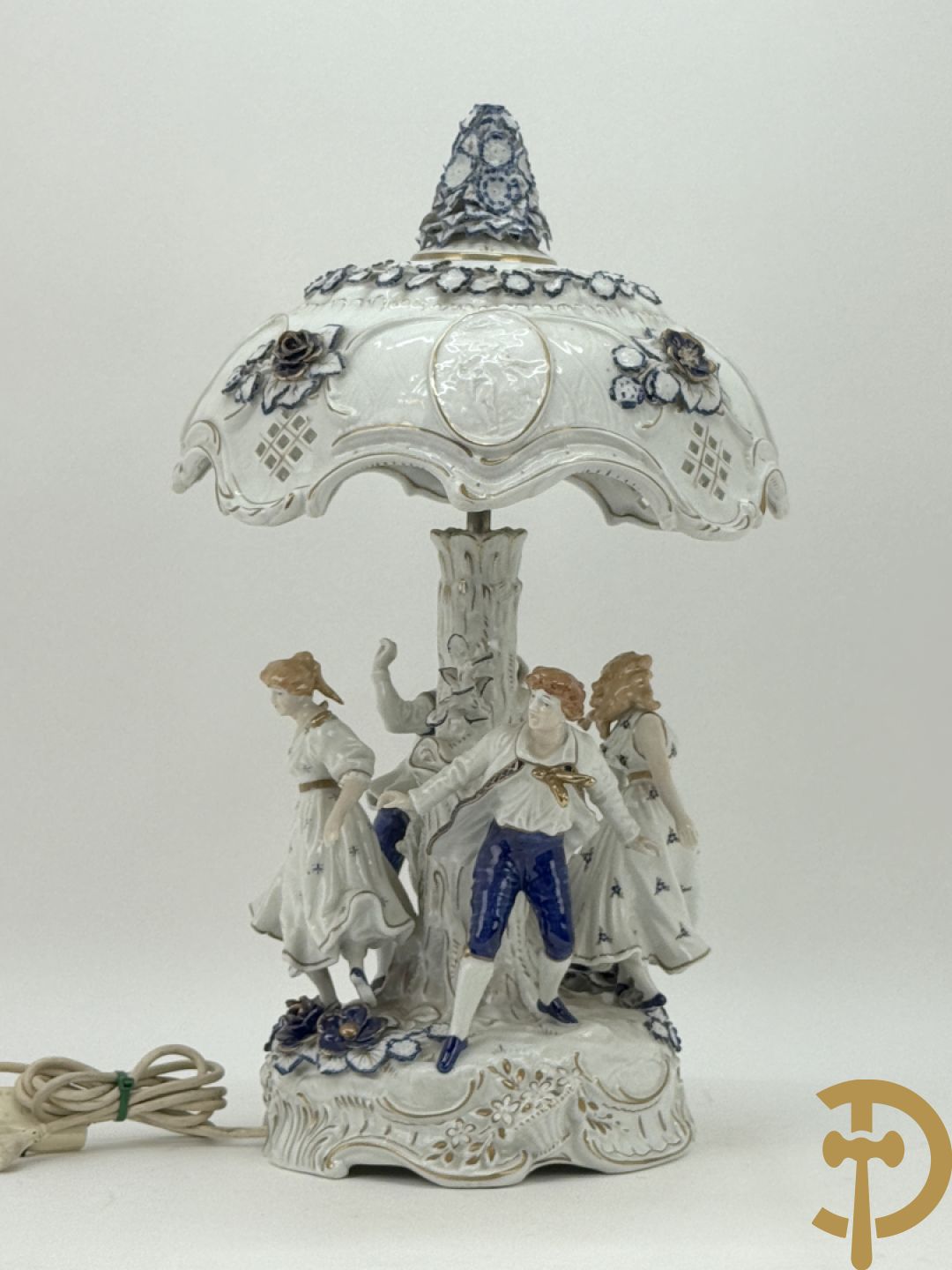 Porseleinen lampadaire met 4 dansende figuren, bovenaan met bloemenknop bezet
