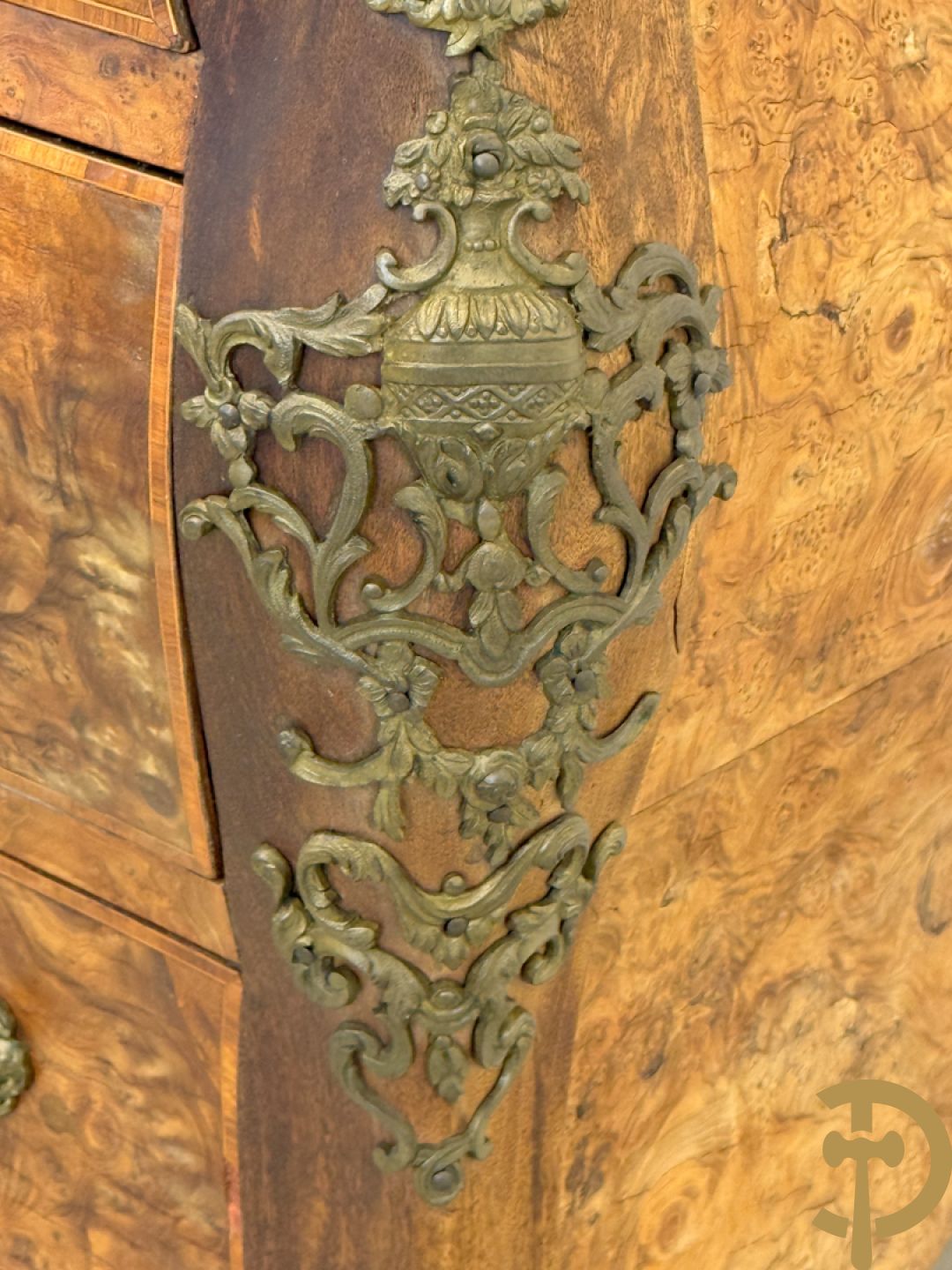 Wortelnotehouten drieladencommode met bronsbeslag van mazarinkoppen en accanthusranken, bovenaan met rood geaderd marmeren blad