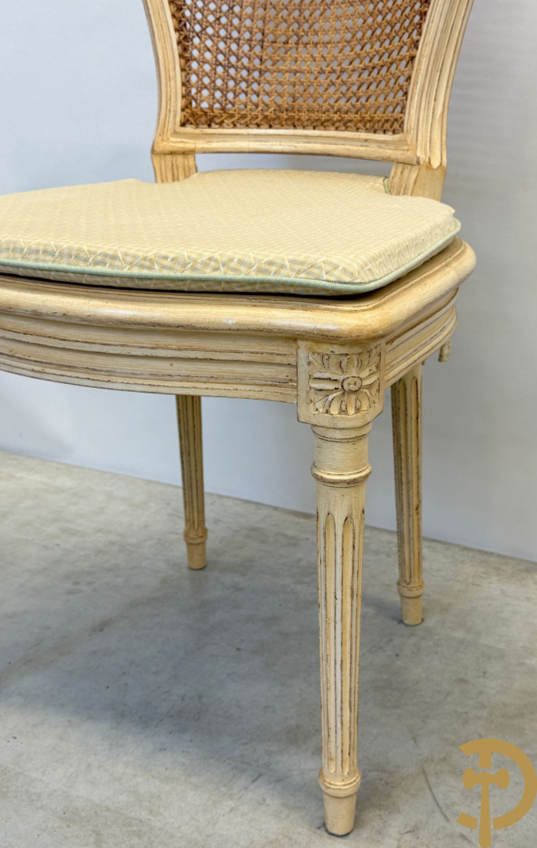 Ronde tafel met houtgesculpteerde korenaren, deels verguld, en glazen blad + 5 bijhorende Louis XVI stoelen met gecanneerde rug en zitting