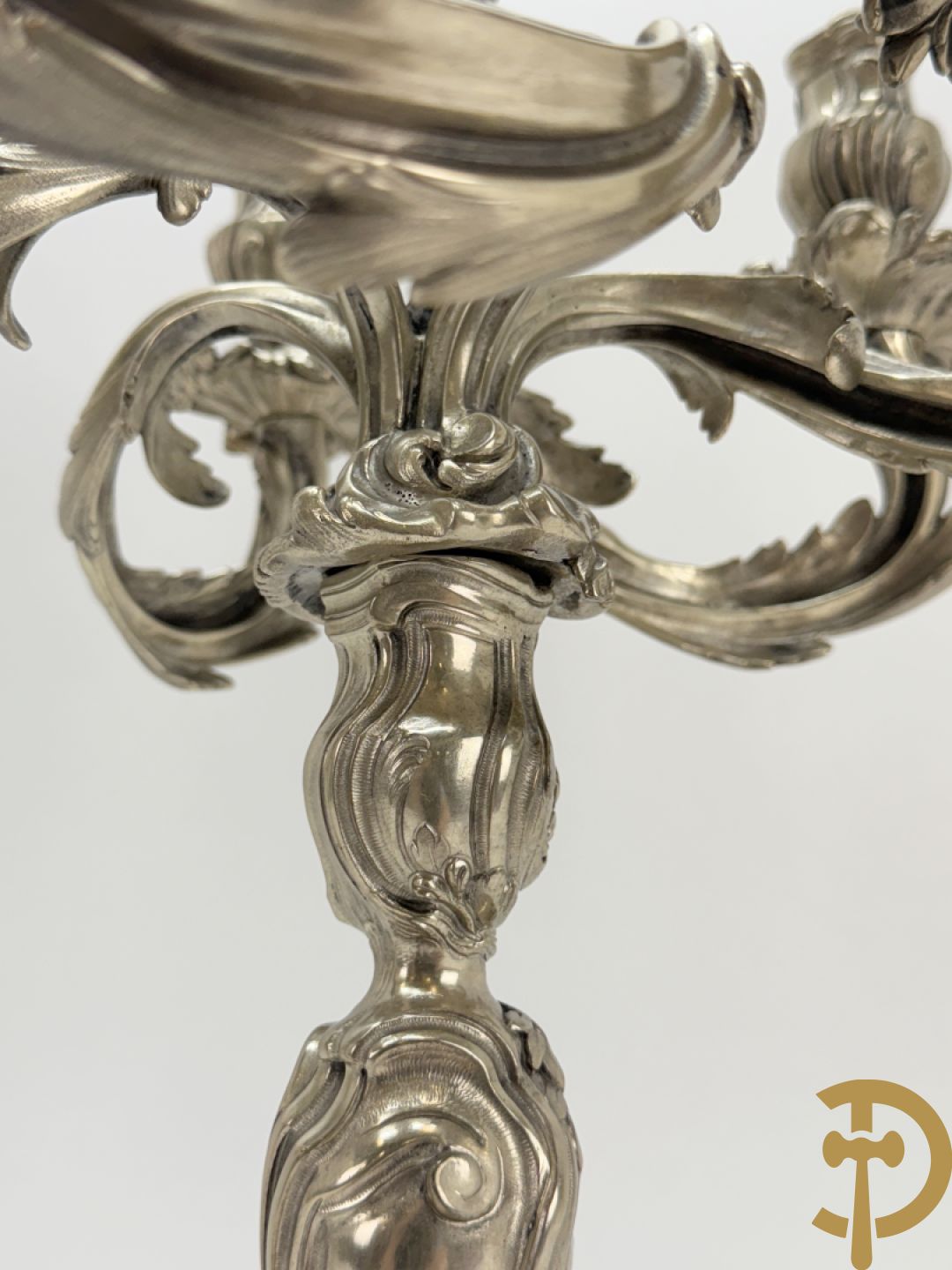 Paar massief zilveren getorste zesarmige kandelaars met Louis XV motieven, met import stempel 