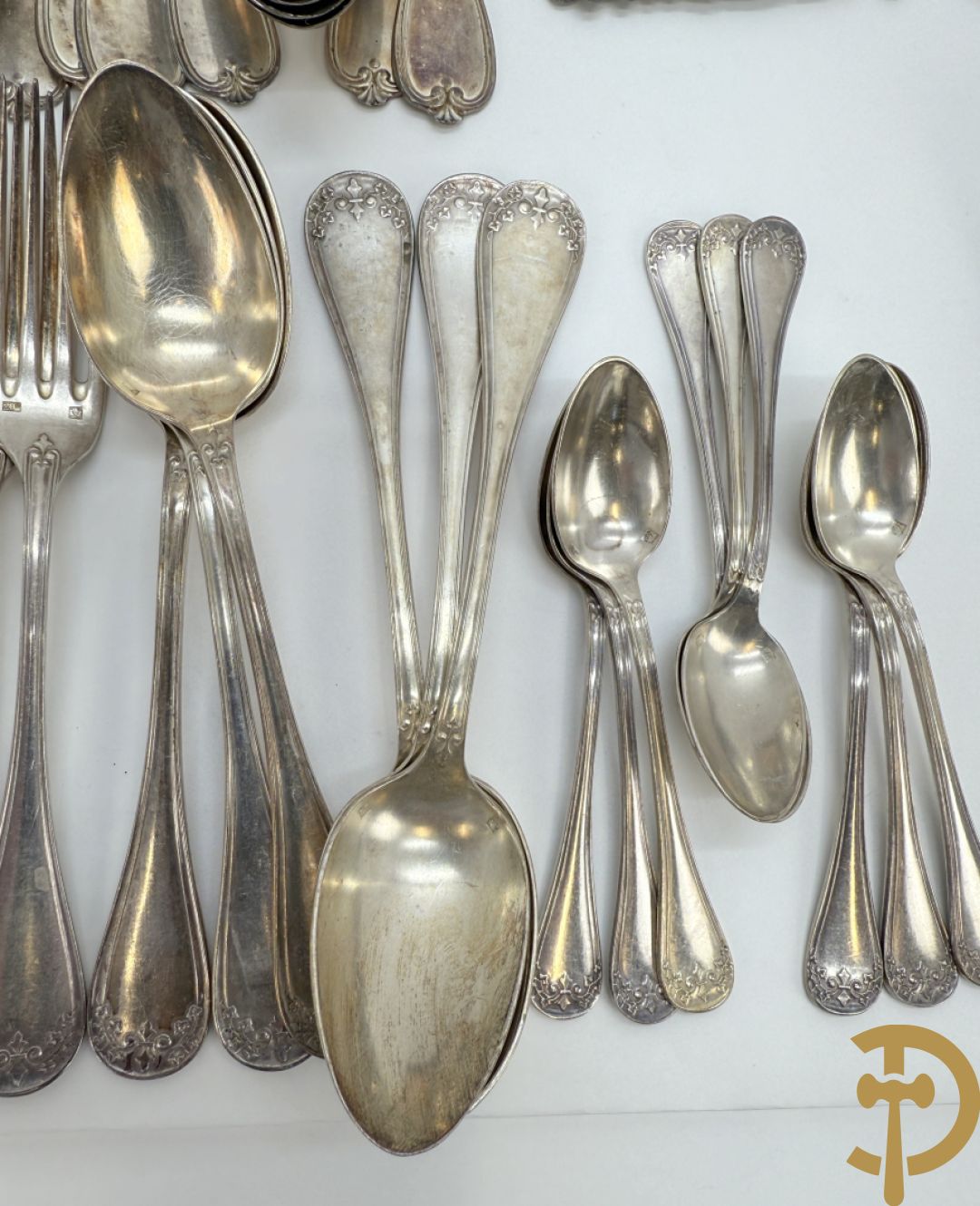 Verzilverd bestek Louis Philippe bestaande uit lepels, vorken, koffielepels en vorken + 3 sets porte couverts van o.a. Vossen