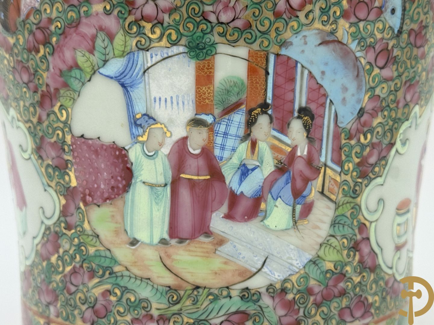 Paar Chinese porseleinen famille rose Kanton vazen met geanimeerd decor en zijdelings met fo honden