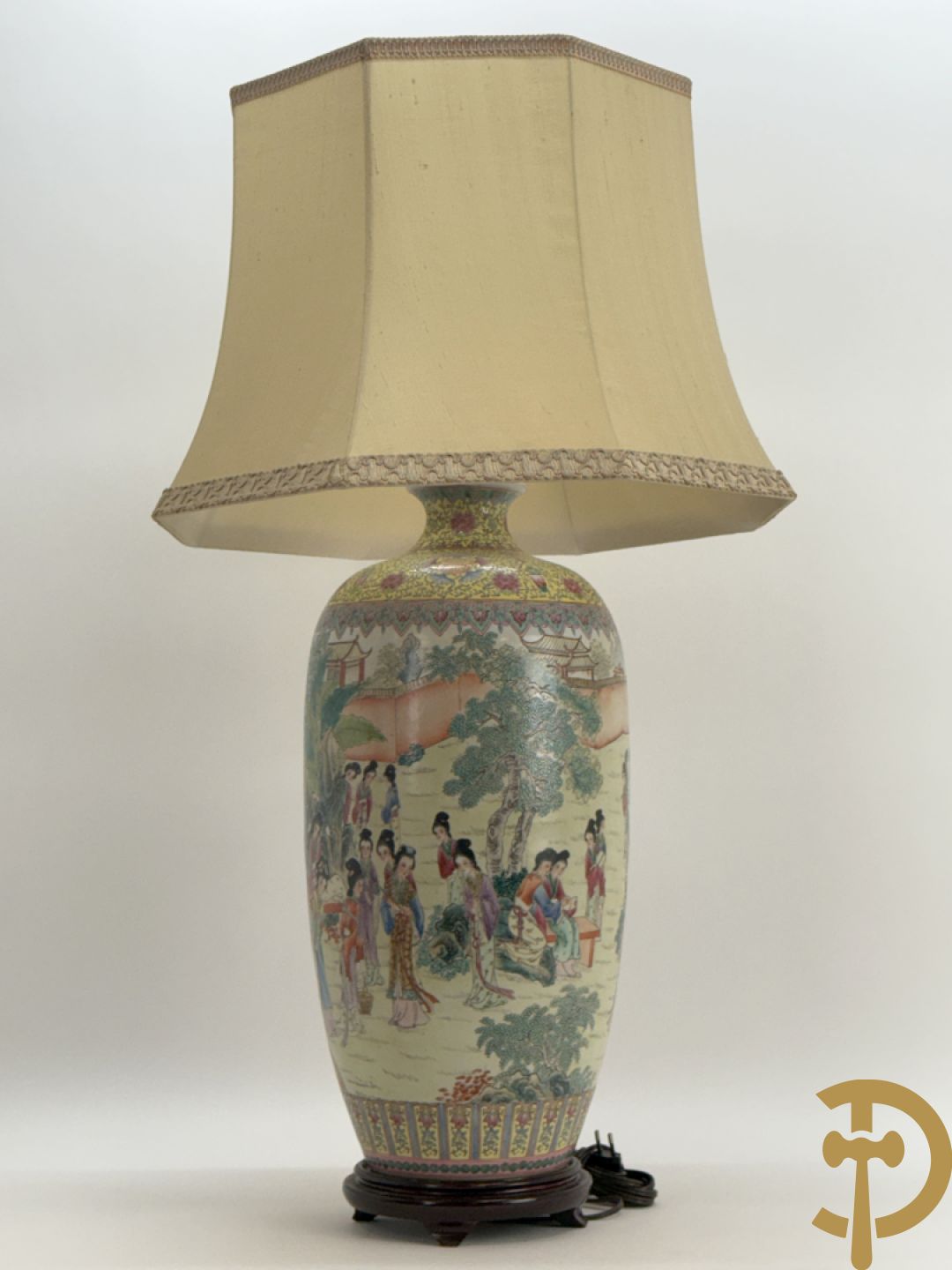 Chinese porseleinen vaas met geanimeerd decor van dames in tempels en landschap - omgebouwd als lampadaire