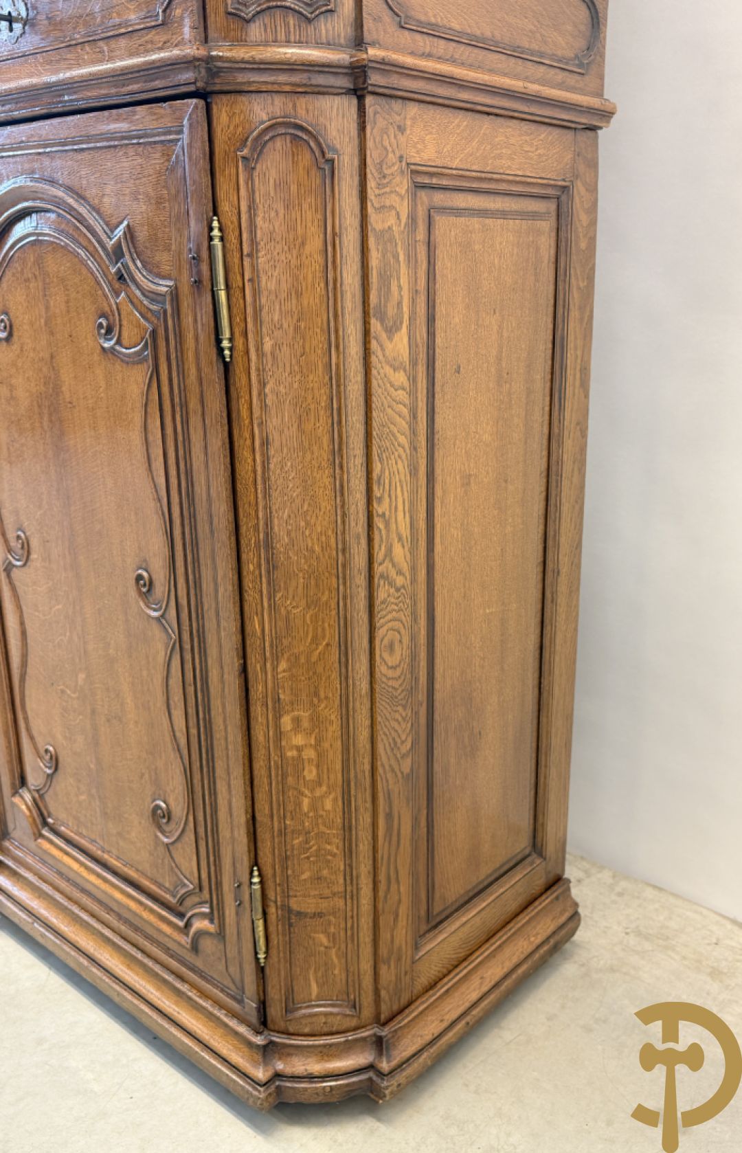 Massief eiken Luikse vitrinekast, boven met 2 beglaasde deuren en gebogen kop, Louis XV stijl, 18e