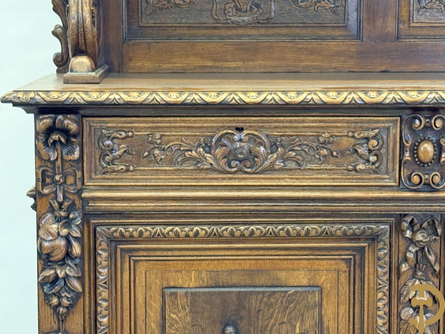 Massief eiken Neo Renaissance vaiselier met sculptuur van fruit en accanthusranken, 19e