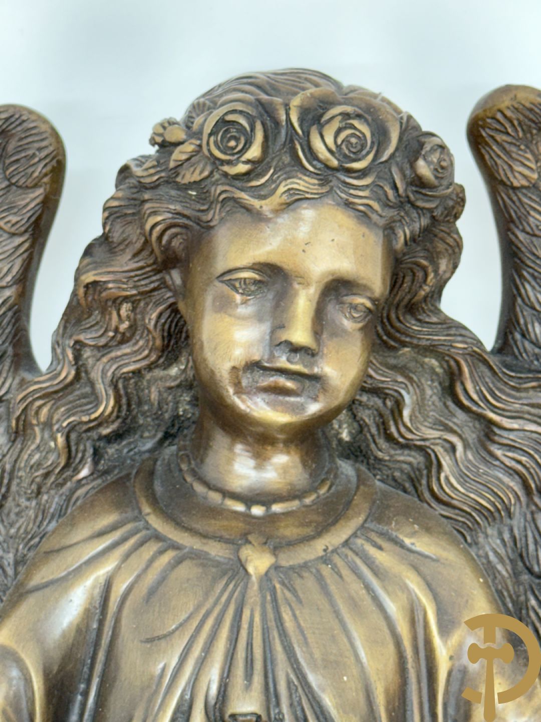 Bronzen wijwatervat van een engel dragende een rocailleschelp