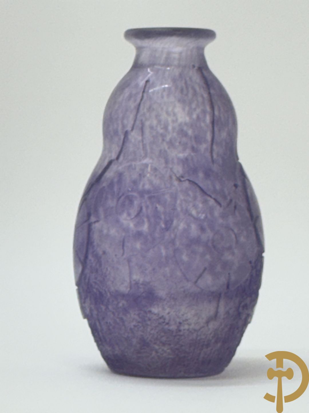 Pate de verre vaasje met bloemenmotieven, Art Deco periode, Degue getekend