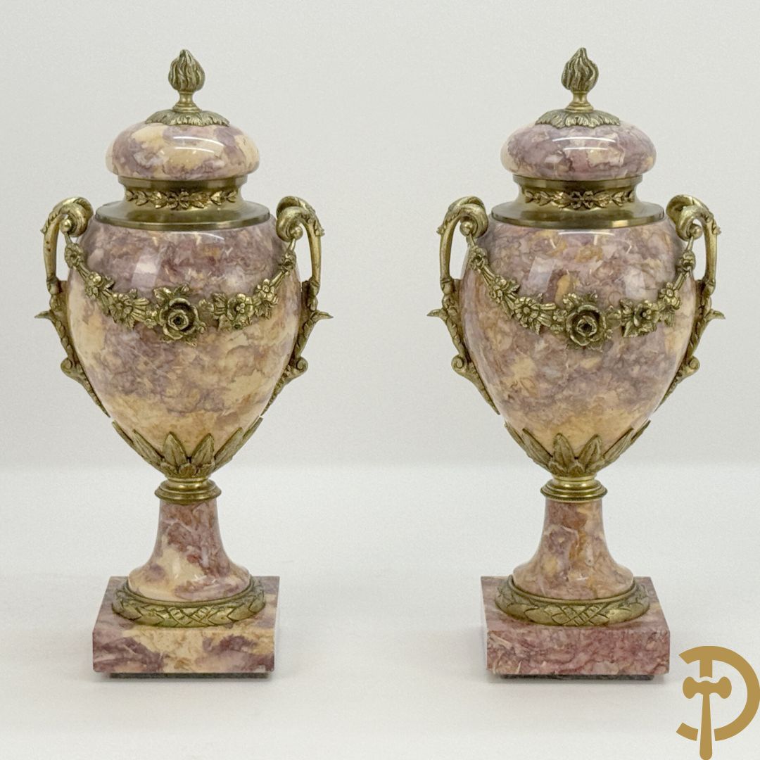 Paar marmeren cassolettes bezet met bronzen bloemenguirlandes