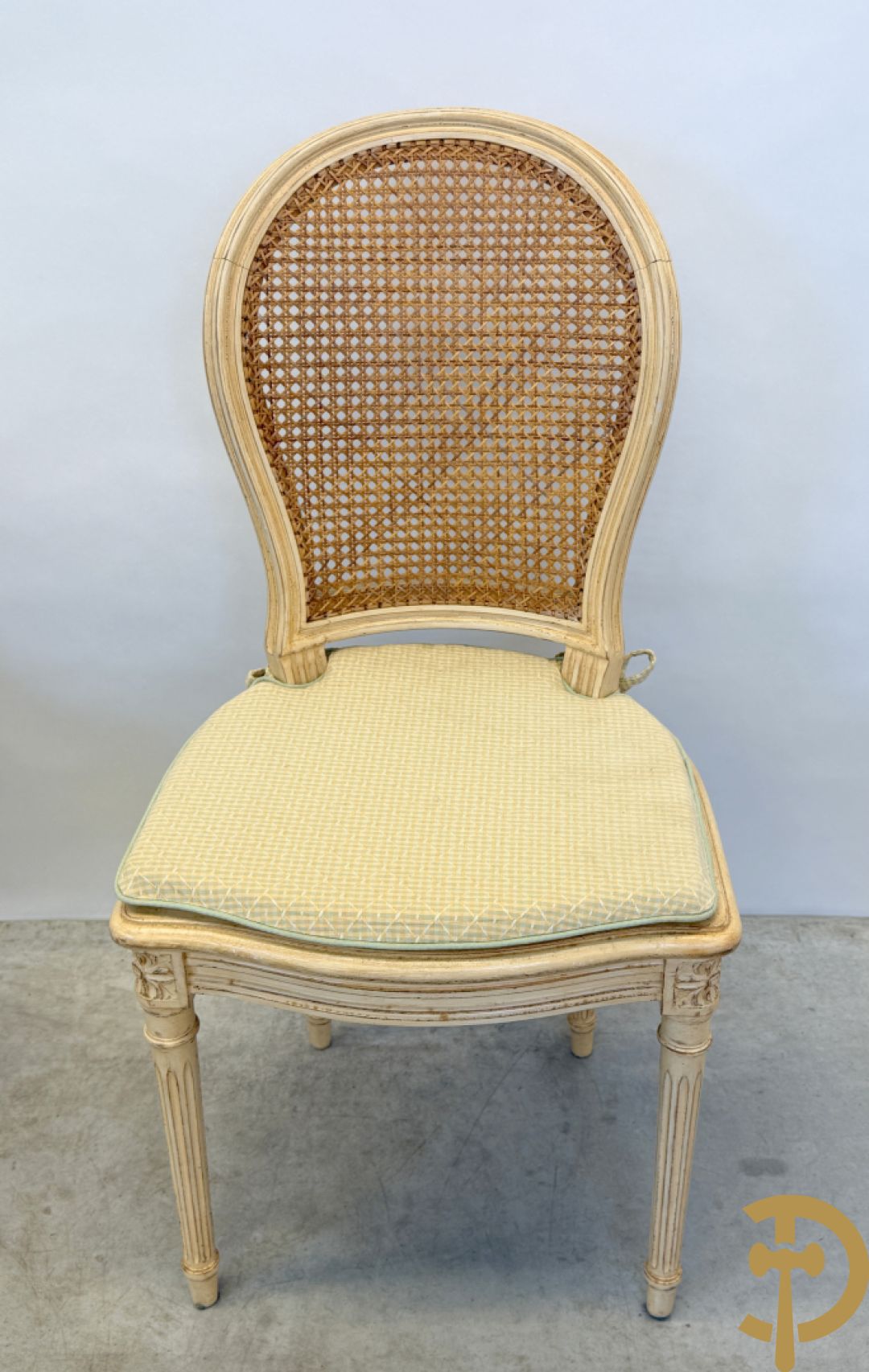 Ronde tafel met houtgesculpteerde korenaren, deels verguld, en glazen blad + 5 bijhorende Louis XVI stoelen met gecanneerde rug en zitting