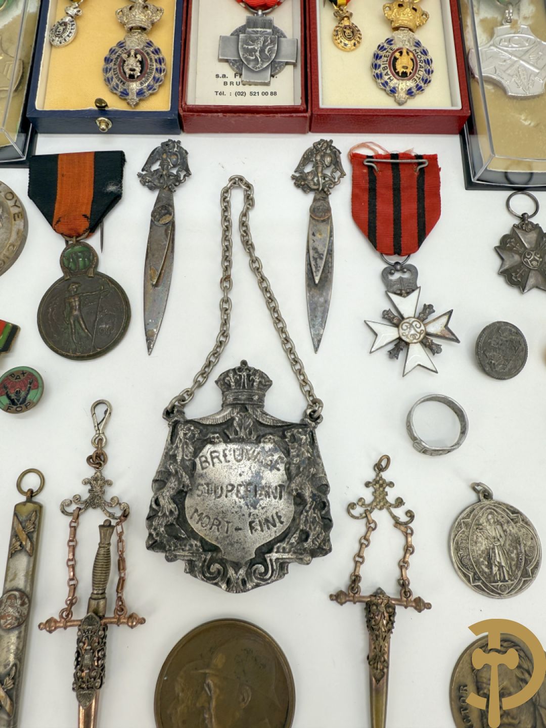 Lot insignes en medailles