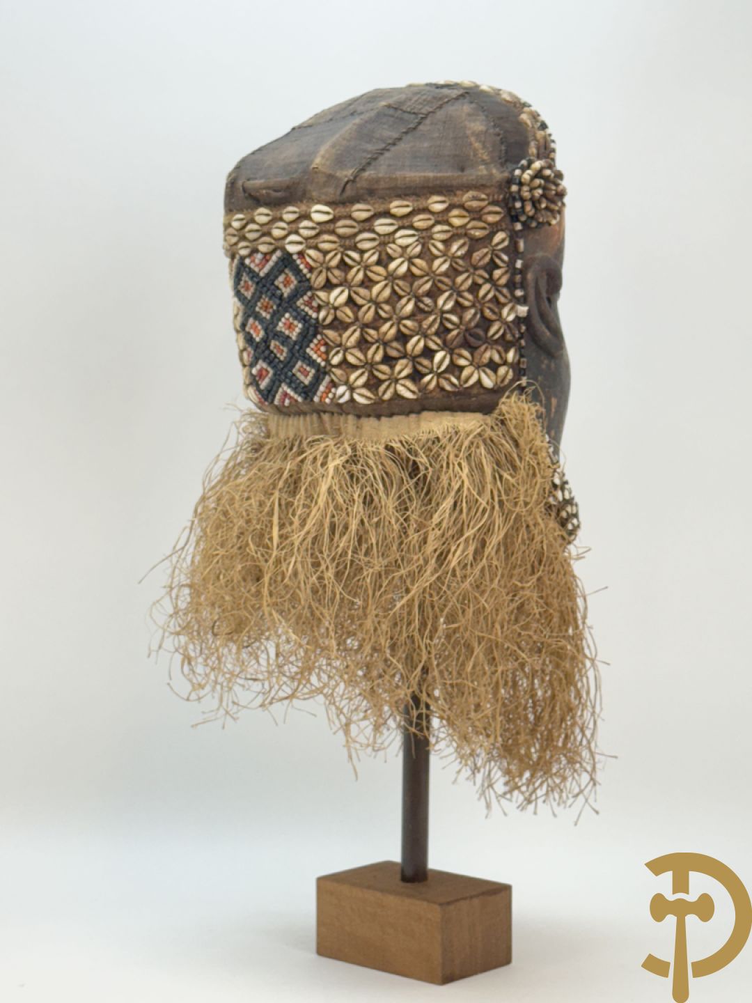 Afrikaans masker met symbolische beschildering, kralen en raffia