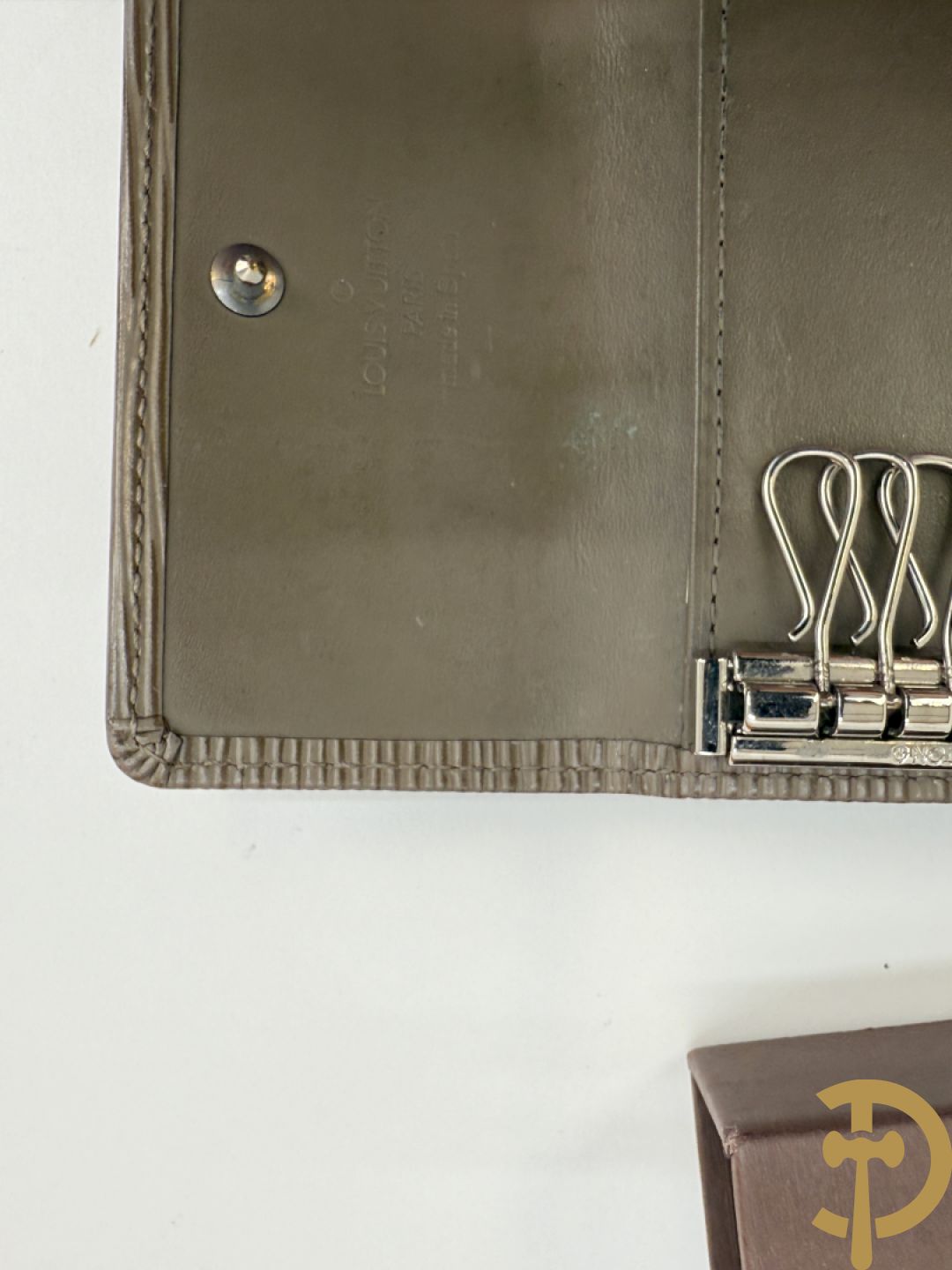 Elf lege doosjes van Hermes + Louis Vuitton sleutelhouder + kleine tas Louis Vuitton + herendassen w.o. Moschino, Zegna, Boss, Versace Gianni