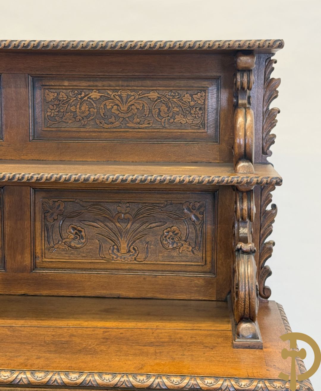 Massief eiken Neo Renaissance vaiselier met sculptuur van fruit en accanthusranken, 19e