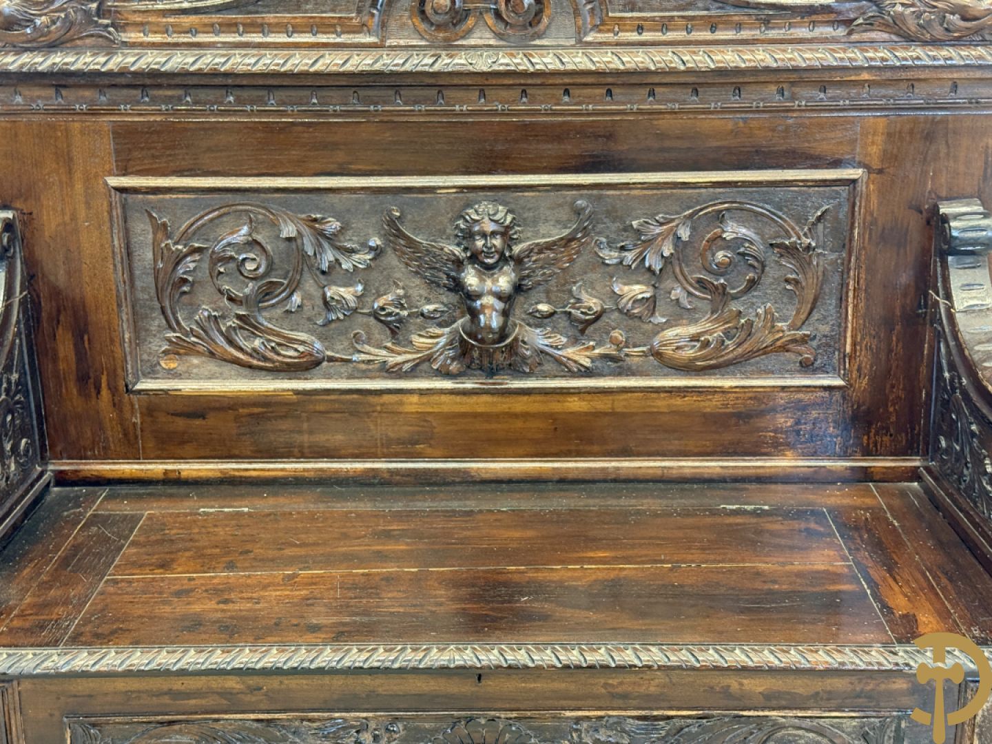 Hall bank met Neo Reniassance sculptuur van cupido