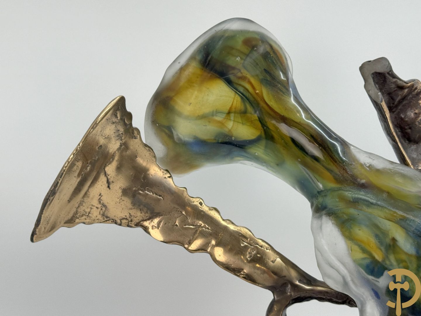 LOHE getekend - Surrealistische sculptuur met combinatie van koper en gekleurde pate de verre in de vorm van een trompet