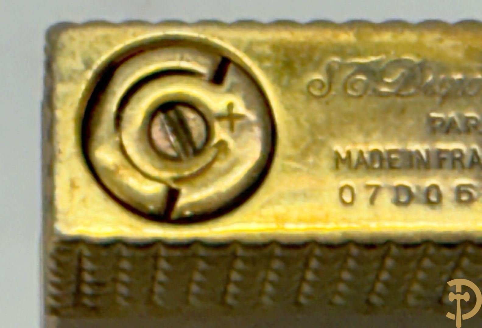 Vergulde aansteker S.T. Dupont met lijn en bandmotief serienummer "07D05A8" - in etui