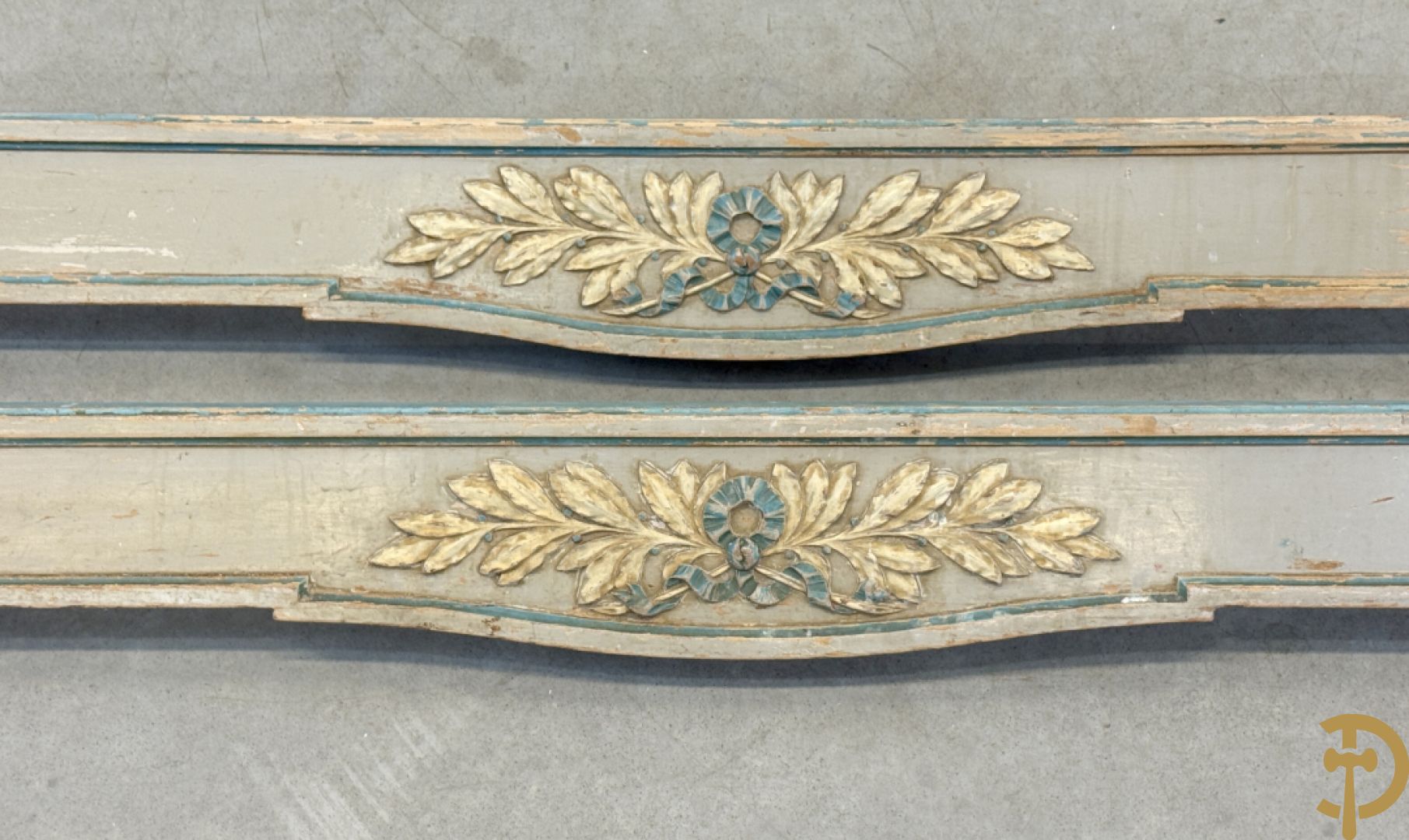 Gepatineerd Louis XVI bed met cannage en guirlandes + 2 muurconsoles met cannage en marmeren blad