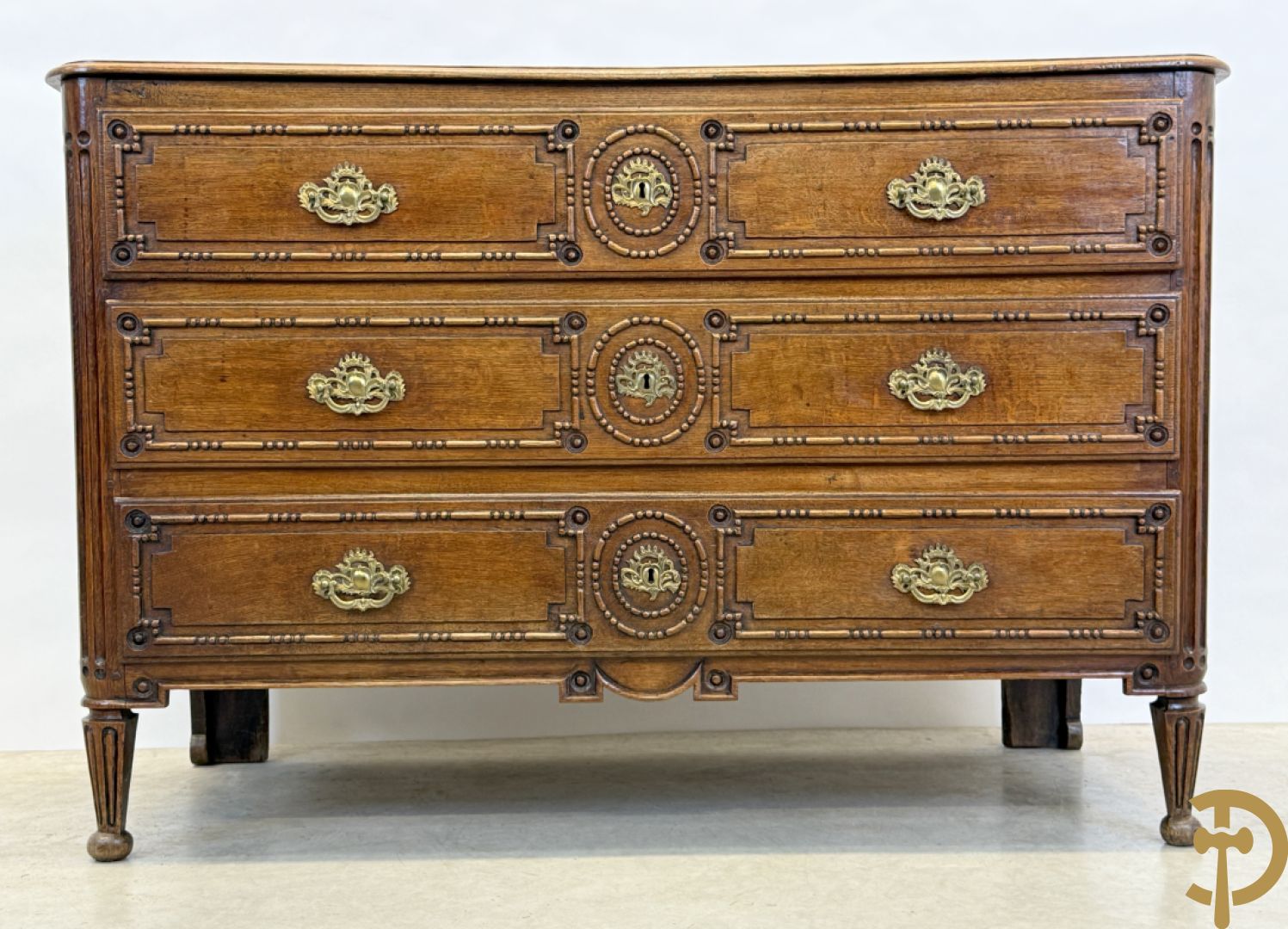 Massief eiken drieladencommode met afgeronde gecanneleerde stijlen, 19e