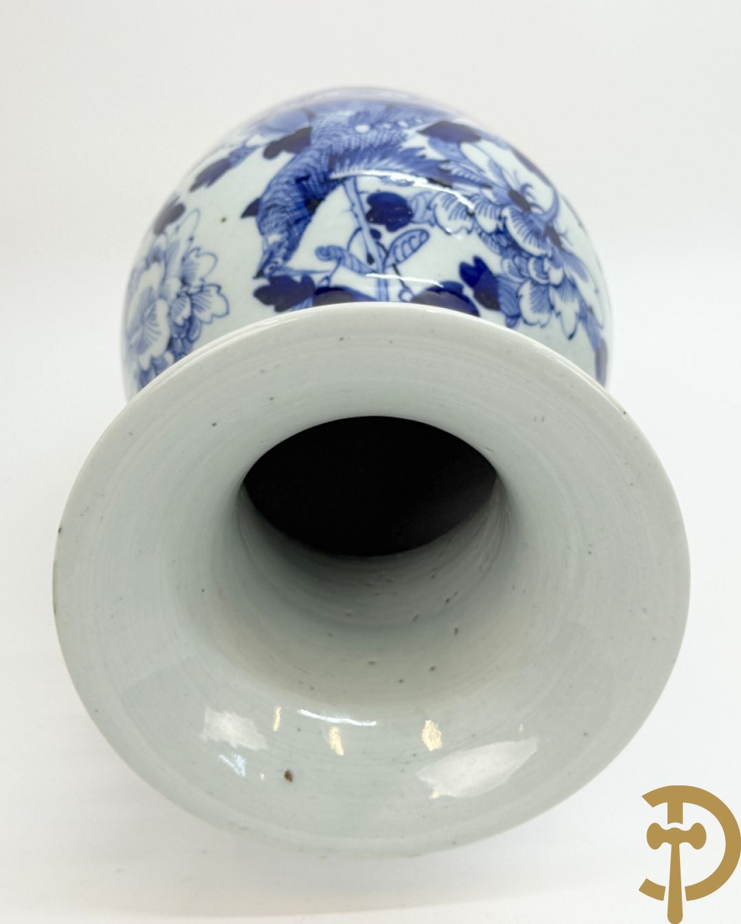 Twee Chinese porseleinen celadonvazen met blauw wit bloemen en vogeldecor + cachepot met vazendecor