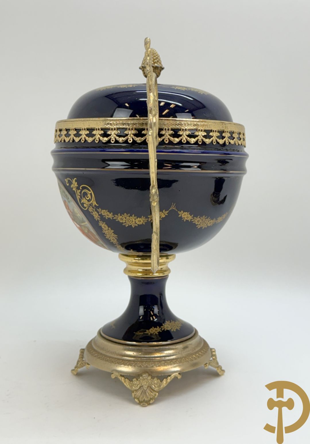 Sèvres stijl dekselpotiche met koperen ornamenten en romantisch decor + lampadaire in Sèvres stijl met romantisch decor
