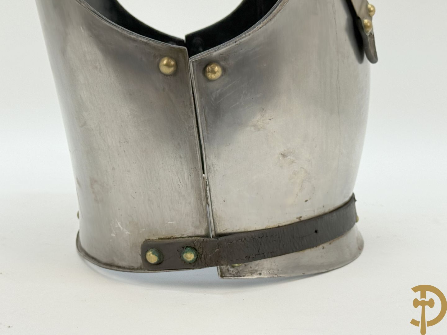 Frans metalen borststuk/ kuras voor de cavalerie met lederen riem en koperen stukken, Manufacture de Klingenthal 1828, 19e