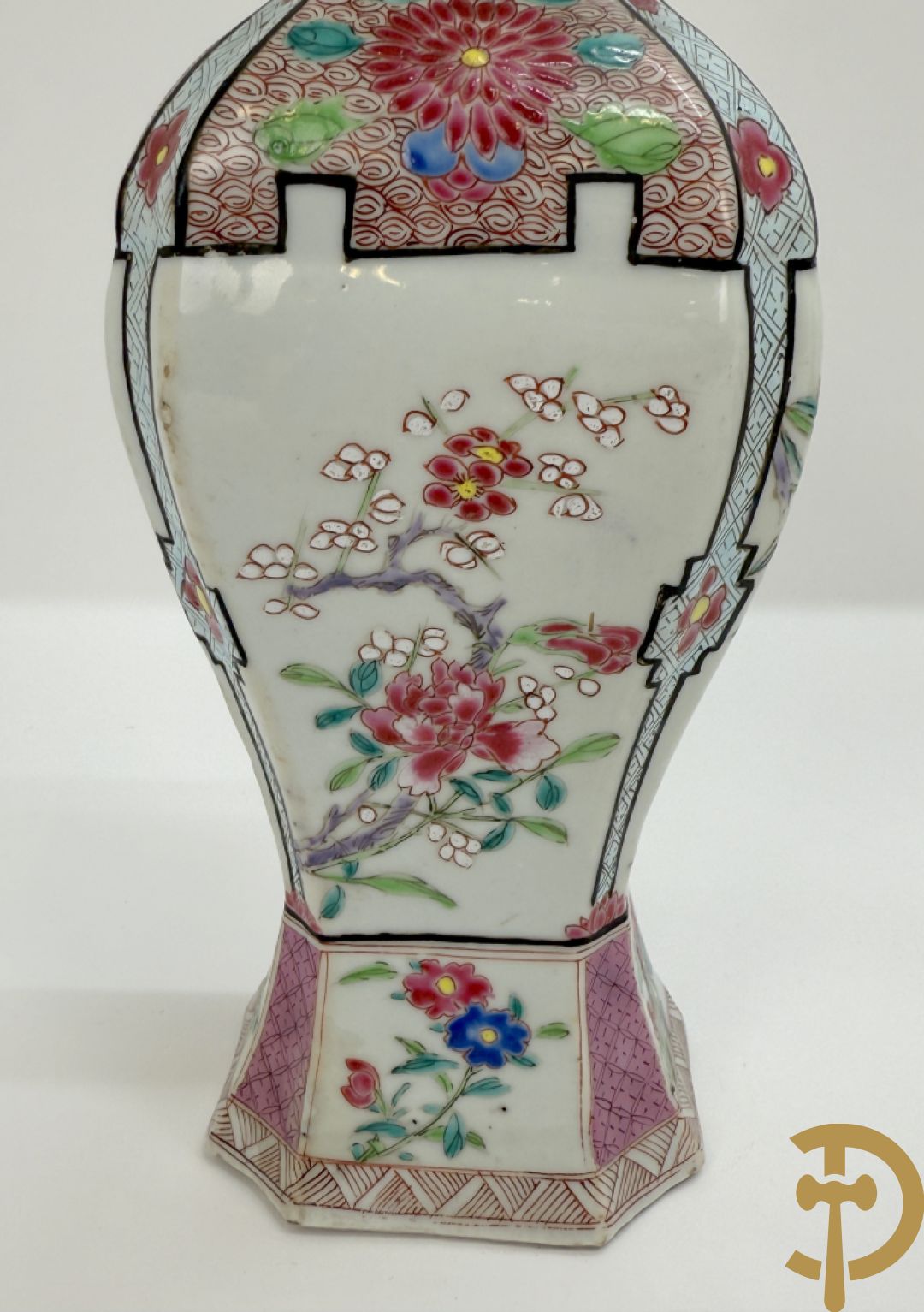 Chinese porseleinen ballustervormige vaas, King Long  + 2 porseleinen bordjes met bloemendecor + 2 bordjes met vazen- en bloemendecor + kopje en schoteltje Imari + dekselpotiche met vogel en bloemendecor