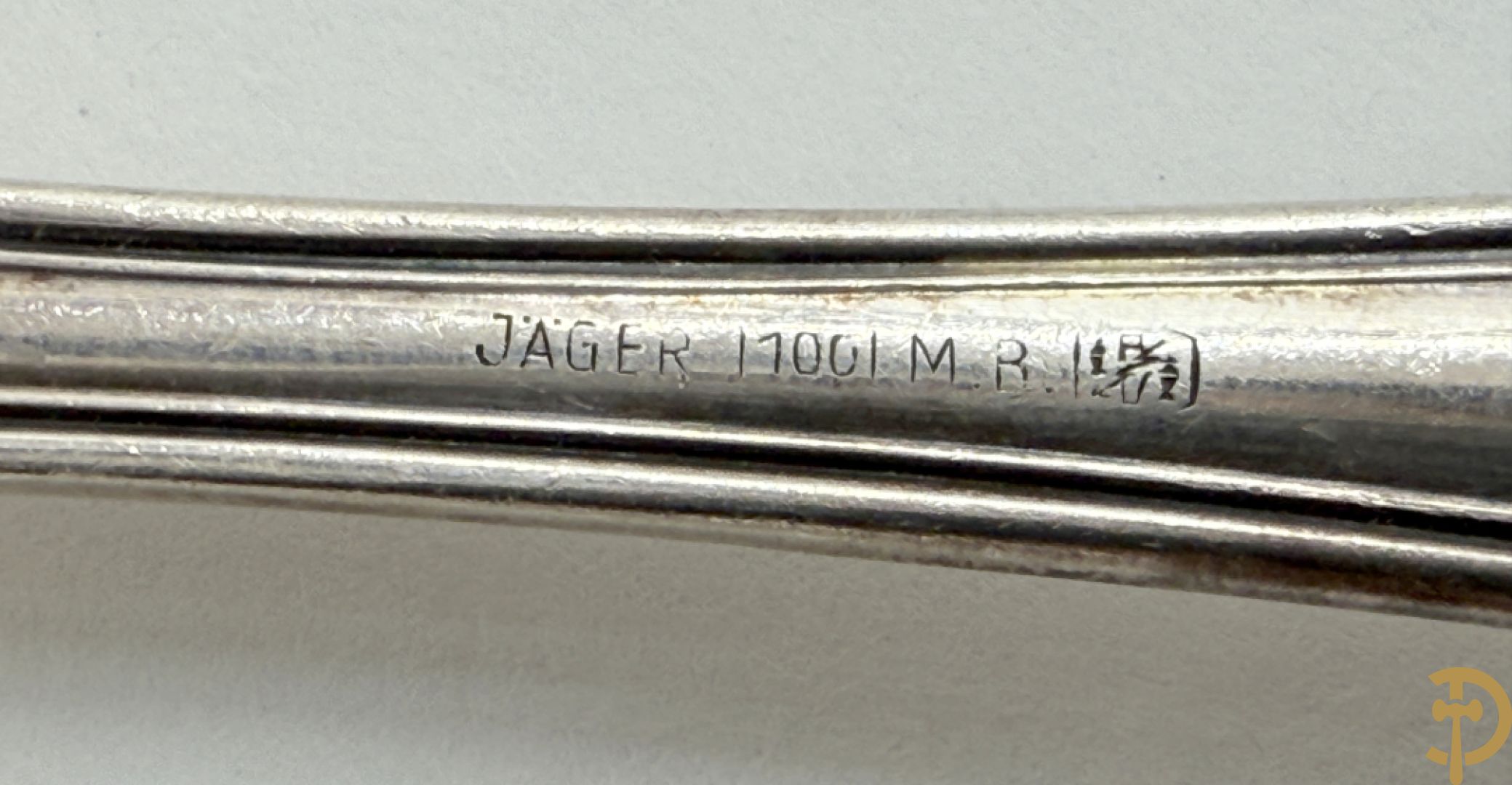 Verzilverd Louis XV bestek bestaande uit 12 lepels, 11 vorken, 12 messen, 12 dessertlepels, 11 dessertvorken, 12 dessertmessen, 12 koffielepels, 12 kleine vorken, 12 visvorken, 12 vismessen en 6 losse stukken