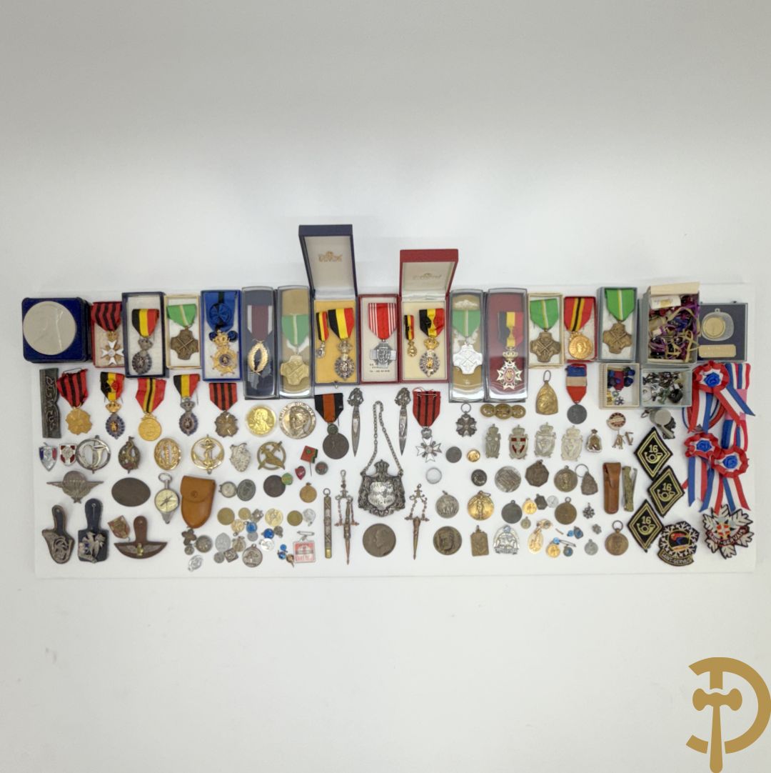 Lot insignes en medailles